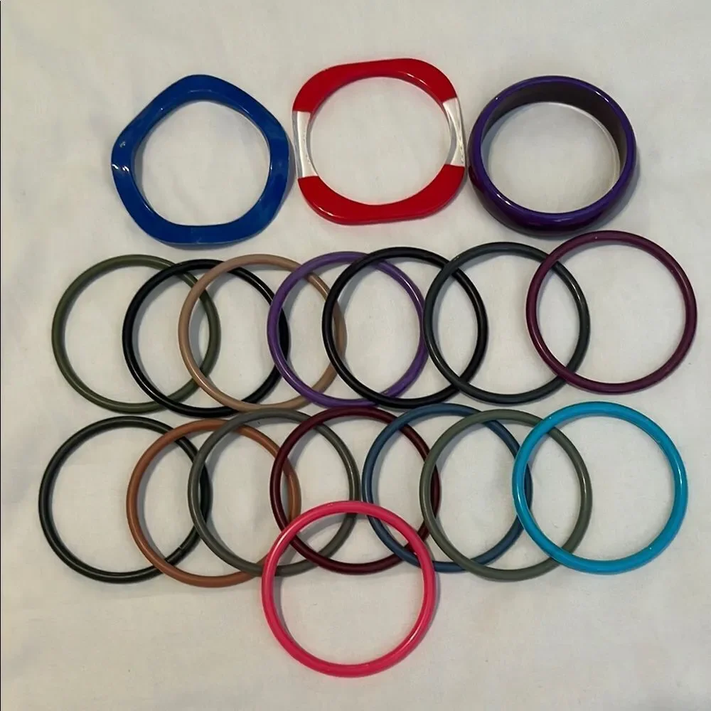 Vintage set of 18 plastic bracelets multiple colors perfect to stack EVC
